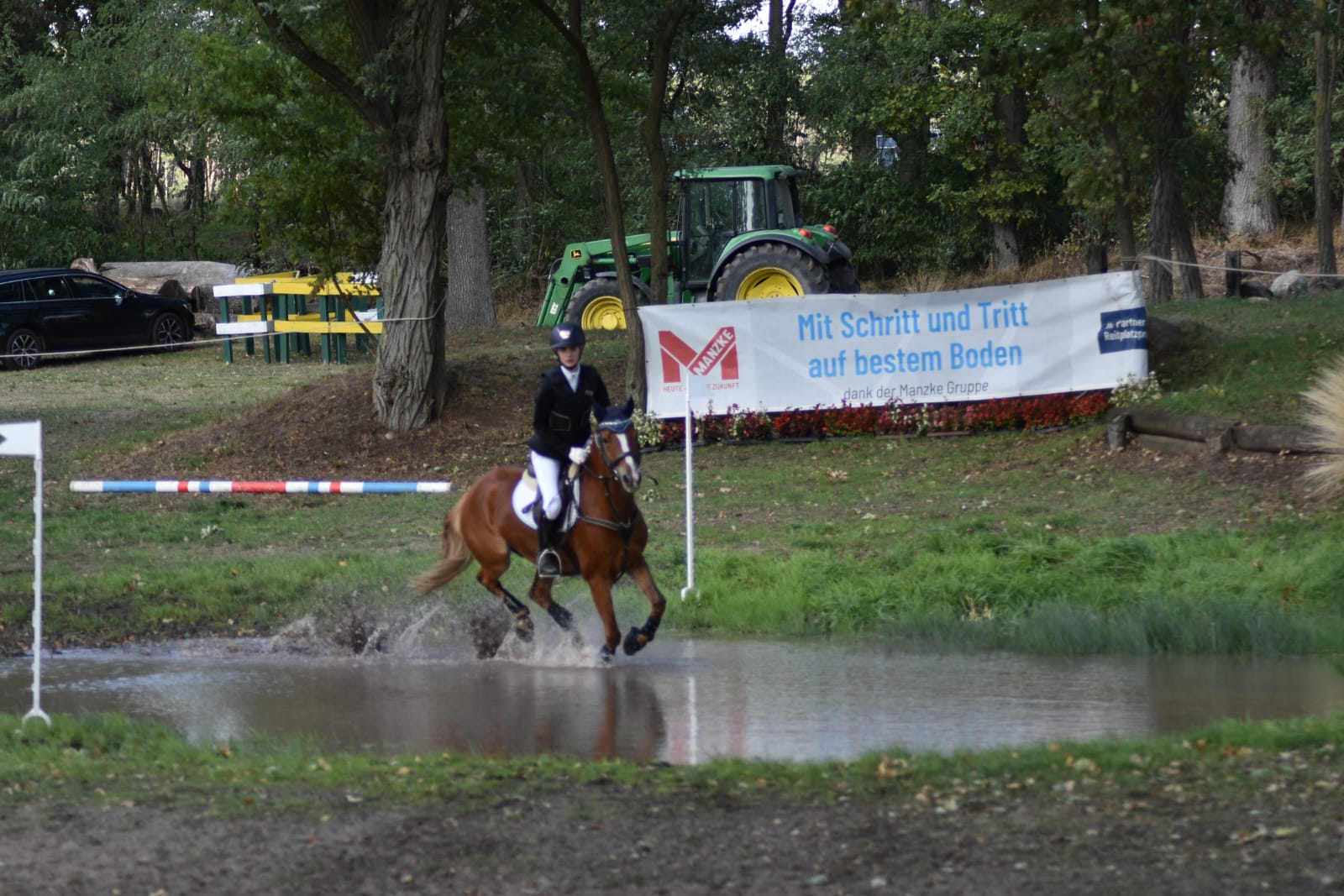 GelaendereiterCUP_Wasserdurchritt Reiterin auf braunem Pferd beim Durchreiten einer Wasserpassage beim GeländereiterCUP