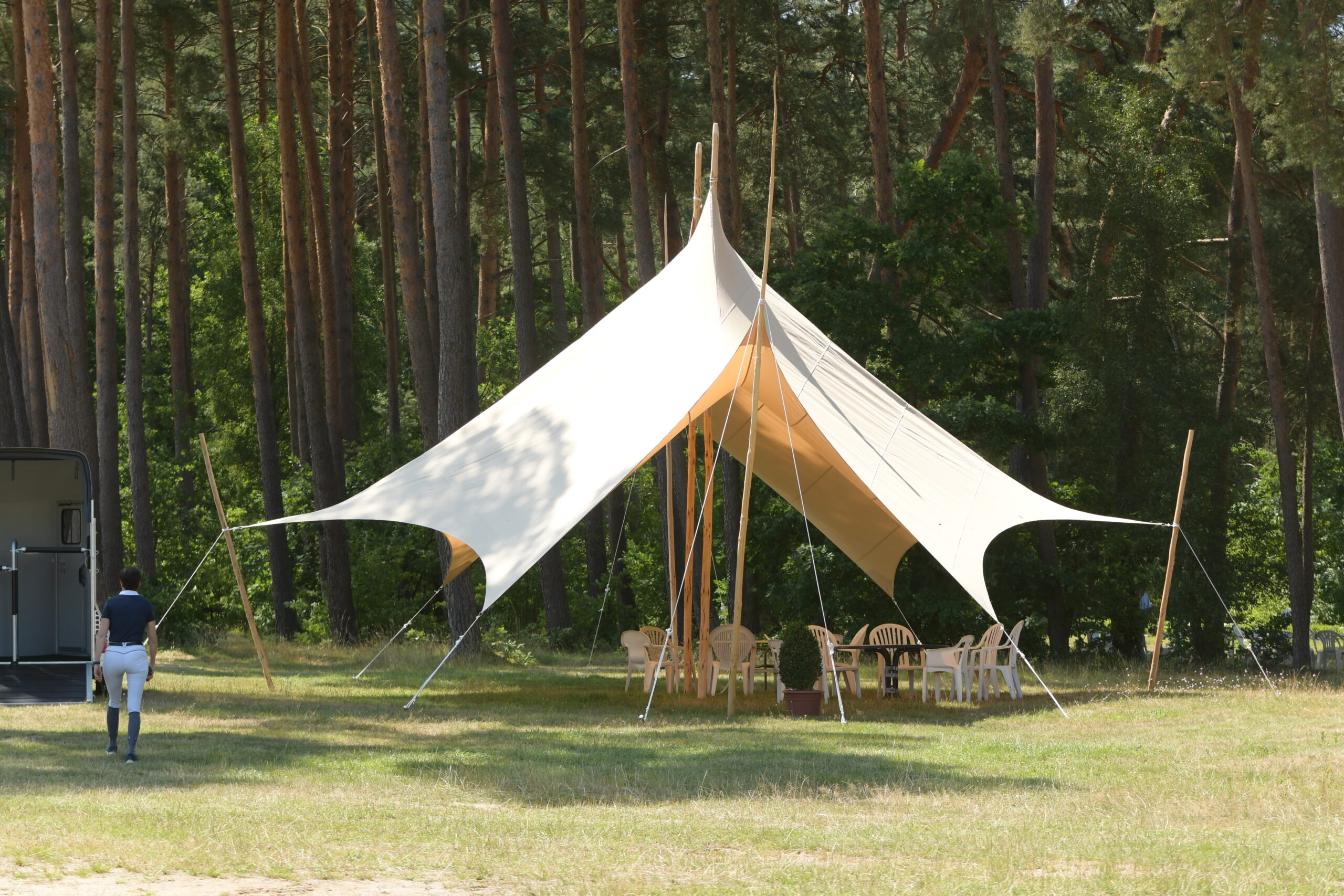 Sonnensegel Sonnensegel-Pavillon auf dem Turniergelände des KRV Lüchow-Dannenberg